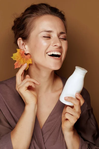 Hola Otoño Mujer Elegante Sonriente Albornoz Con Pendiente Hoja Otoño —  Fotos de Stock