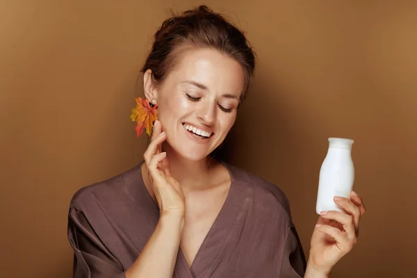 Hola Otoño Retrato Una Elegante Mujer Mediana Edad Sonriente Albornoz —  Fotos de Stock