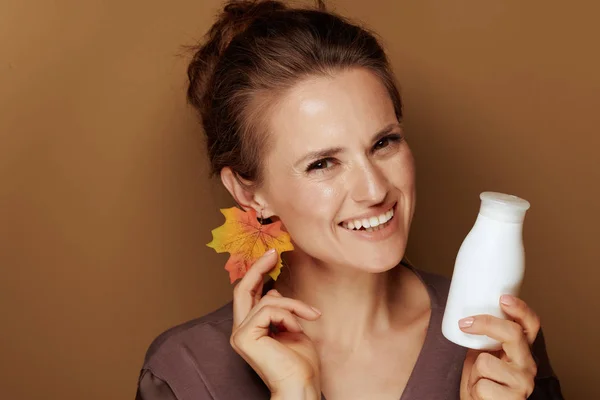 Hallo Herbst Porträt Einer Glücklichen Eleganten Jährigen Frau Bademantel Mit — Stockfoto