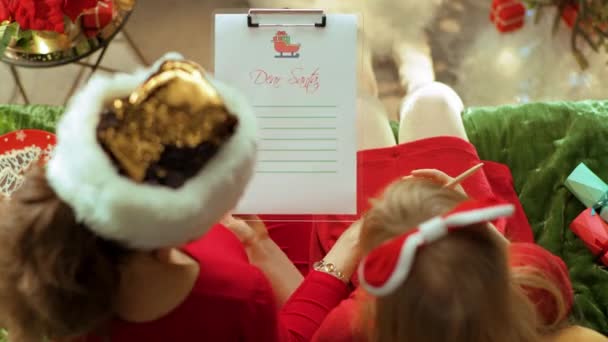 Mãe Filha Sentados Sala Estar Enquanto Whiting Carta Para Santa — Vídeo de Stock