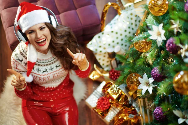Χαρούμενη Νεαρή Γυναίκα Μακριά Καστανά Μαλλιά Φορώντας Κόκκινο Λευκό Χριστουγεννιάτικο — Φωτογραφία Αρχείου