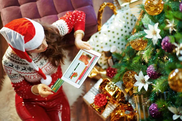 Lächelnde Frau Mit Rot Weißem Weihnachtspullover Und Elfen Weihnachtsmütze Mit — Stockfoto
