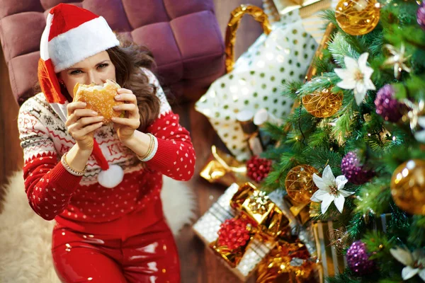 Lächelnde Moderne Frau Mit Langen Brünetten Haaren Rotweißem Weihnachtspullover Und — Stockfoto