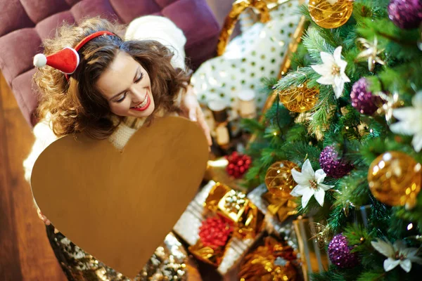 Obersicht Der Glücklichen Eleganten Frau Mit Langen Brünetten Haaren Goldenem — Stockfoto