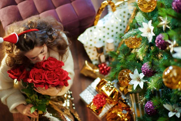 Bovenaanzicht Van Lachende Jarige Huisvrouw Met Lang Brunette Haar Gouden — Stockfoto