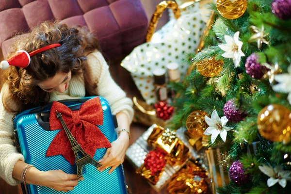 Huisvrouw Met Lang Brunette Haar Gouden Pailletten Rok Witte Trui — Stockfoto