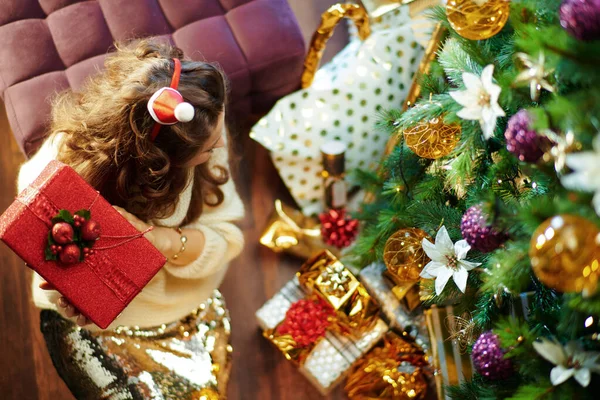 Süslü Noel Ağacının Altında Hediye Kutularının Yanında Kırmızı Hediye Kutusunu — Stok fotoğraf