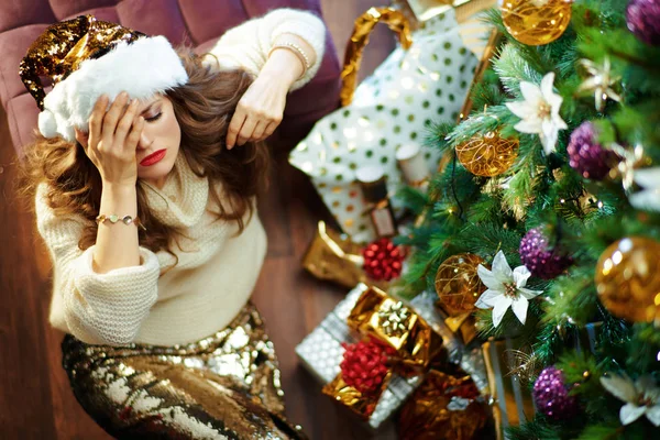 Ovansidan Stressad Elegant Årig Kvinna Med Lång Brunett Hår Guld — Stockfoto