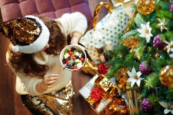 Çağdaş Yaşında Uzun Esmer Altın Rengi Etekli Hanımı Noel Ağacının — Stok fotoğraf