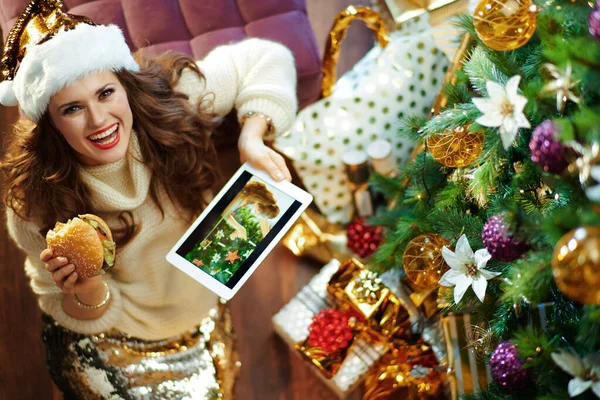 Χαμογελώντας Σύγχρονη Γυναίκα Μακριά Καστανά Μαλλιά Χρυσή Φούστα Sequin Και — Φωτογραφία Αρχείου