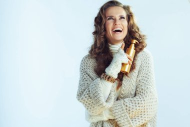 Kendini bronzlaştıran losyonlu mutlu kadın fotokopi odasına bakıyor.