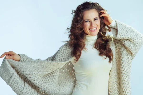 Mujer elegante alegre contra fondo azul claro del invierno —  Fotos de Stock