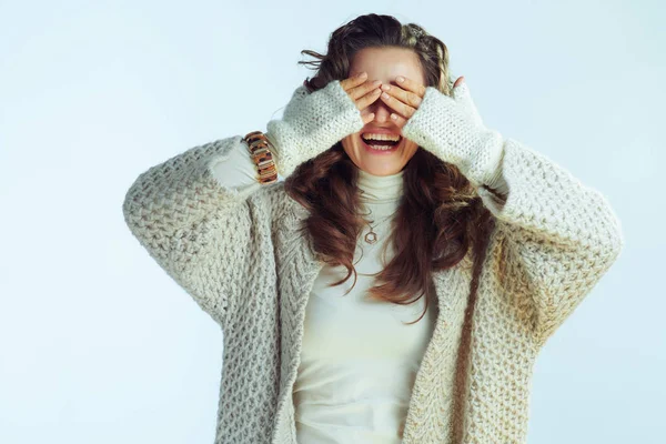 Mulher moderna feliz cobriu os olhos com as mãos em luvas — Fotografia de Stock