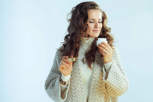 Κομψή γυναίκα που απολαμβάνει κρέμα προσώπου χειμώνα — Φωτογραφία Αρχείου