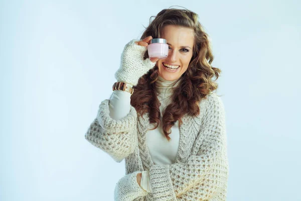 Szczęśliwy elegancki kobieta z zimą pielęgnacja skóry twarzy creme — Zdjęcie stockowe