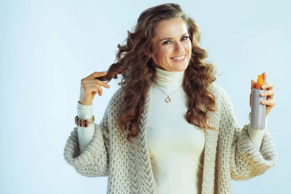 Elegante casalinga sorridente con prodotto per capelli — Foto Stock
