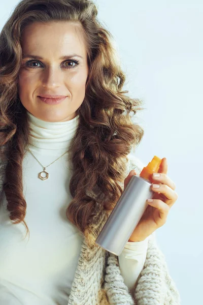 Dona de casa elegante com produto de cuidado do cabelo — Fotografia de Stock