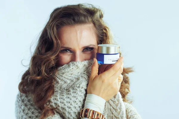 Femme au foyer utilisant la crème d'hiver pour protéger la peau du froid — Photo