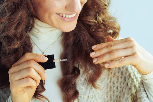 Nahaufnahme auf glückliche stylische Hausfrau, die Nagellack aufträgt — Stockfoto