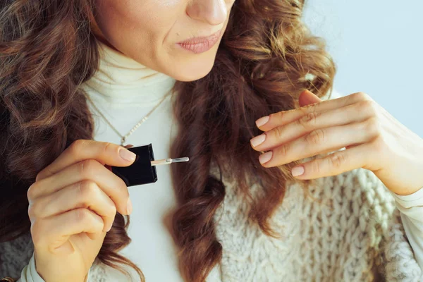 Nahaufnahme einer modernen Frau, die Nagellack aufträgt — Stockfoto