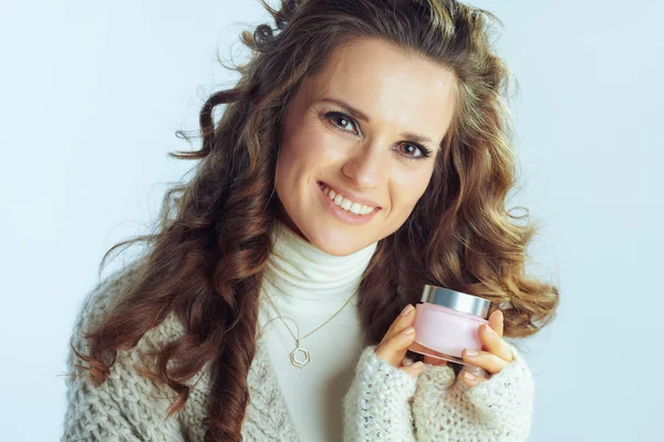 Fêmea usando creme de inverno para proteger a pele do tempo frio — Fotografia de Stock