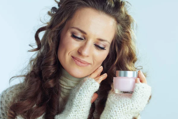 Frau mit kaltem Wetter Hautpflege Gesichtscreme berühren Gesicht — Stockfoto