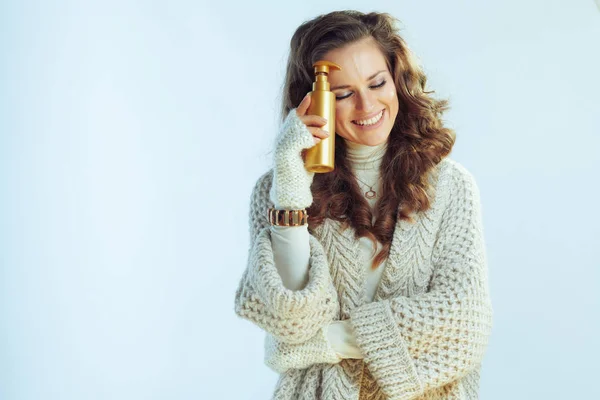 Щаслива сучасна жінка тримає лосьйон для душу — стокове фото
