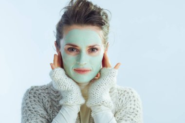Yüzüne yeşil maske takmış 40 yaşında bir ev hanımı.