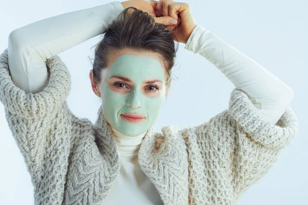Расслабленной современной 40-летней женщины с зеленой маской для лица — стоковое фото