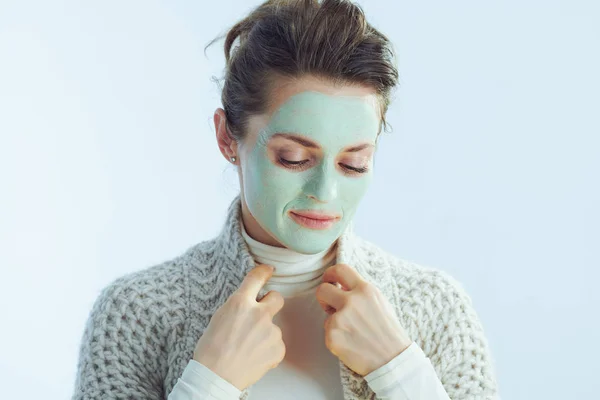 Pensive elegante huisvrouw met groen gezichtsmasker — Stockfoto