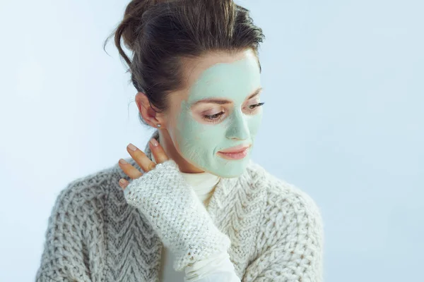 Stijlvol vrouwtje met groen gezichtsmasker — Stockfoto