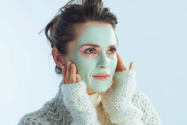 Yüzüne yeşil maske takmış 40 yaşında bir ev hanımı. — Stok fotoğraf