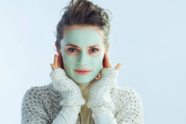 40 år gammal hemmafru med grön ansiktsmask röra ansiktet — Stockfoto