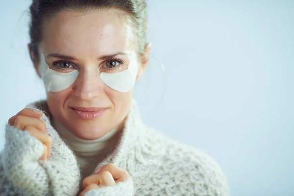 Modern housewife with cosmetic eye patches — Stock Photo, Image