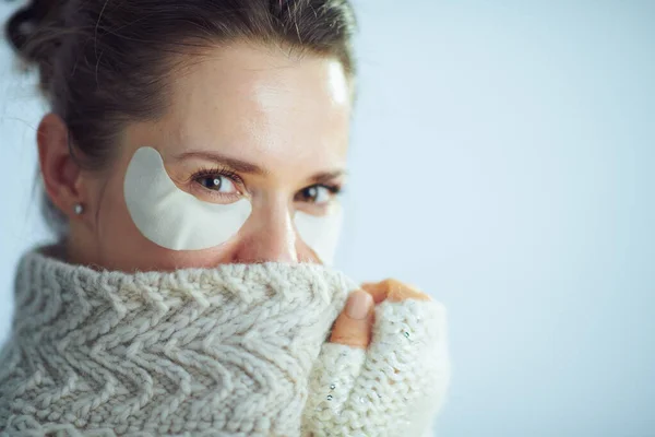 Femminile moderna con macchie cosmetiche nascoste dietro i vestiti — Foto Stock