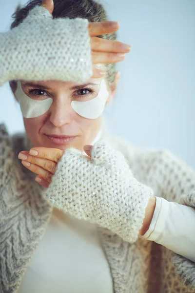 Moderne huisvrouw met cosmetische ooglapjes — Stockfoto