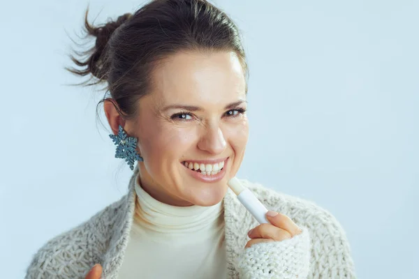 Sonriente mujer elegante con bálsamo labial como cuidado de labios de invierno —  Fotos de Stock