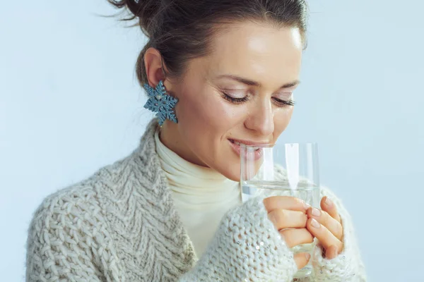 Stylish housewife drinking glass of water — 스톡 사진