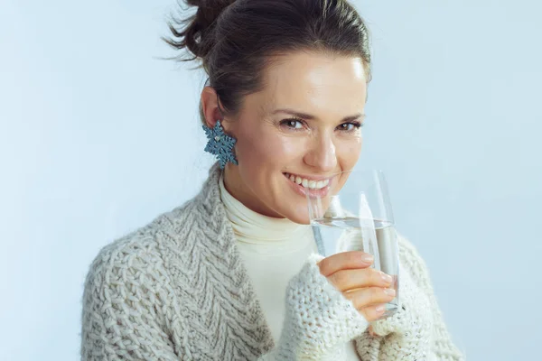 Sonriente mujer moderna beber vaso de agua —  Fotos de Stock