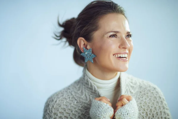 Heureuse femme au foyer avec boucle d'oreille flocon de neige regardant l'espace de copie — Photo