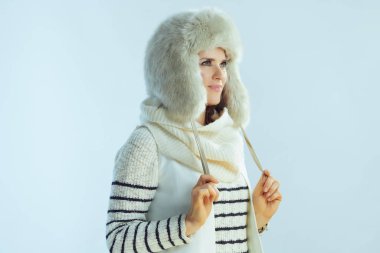 Kışın açık mavi arka planda kopya boşluğuna bakan kadın