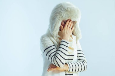 Kışın açık mavi arka planda modern kadın vurgulandı