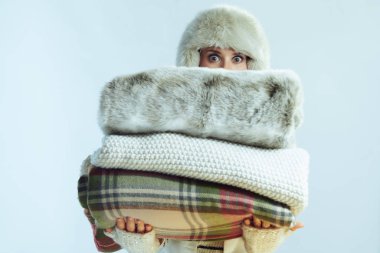 Şaşırtıcı bir şekilde trend olmuş bir kadın elinde battaniye tutuyor.