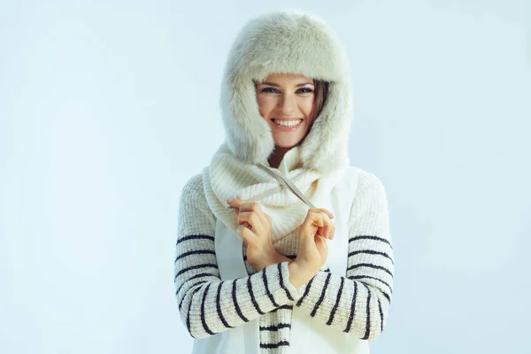 Mujer de moda feliz aislado en invierno fondo azul claro — Foto de Stock