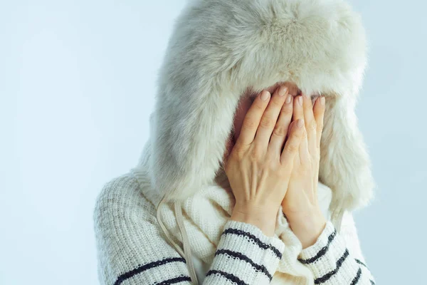 Сумна жінка плаче ізольовано на зимовому світло-блакитному фоні — стокове фото