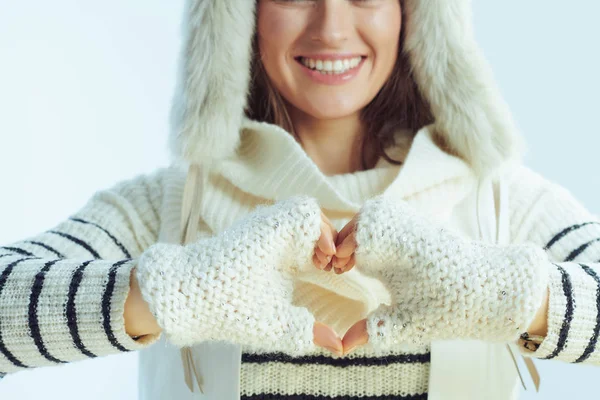 Zbliżenie na szczęśliwy modny kobieta pokazując w kształcie serca ręce — Zdjęcie stockowe