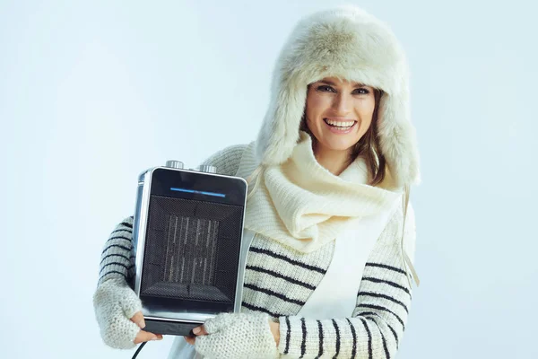 Souriant femme moderne tenant chauffe-eau électrique portable — Photo
