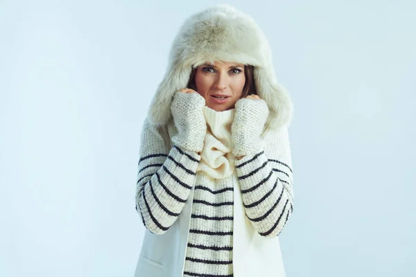 Mujer cubierta en bufanda contra fondo azul claro de invierno — Foto de Stock