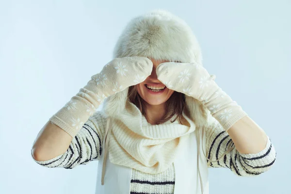 Feliz mujer de mediana edad jugando con calcetines de invierno —  Fotos de Stock
