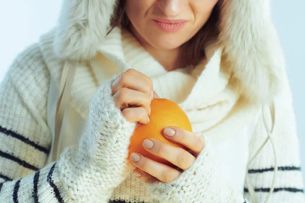 Close-up op ongelukkige elegante vrouw proberen af te pellen oranje — Stockfoto